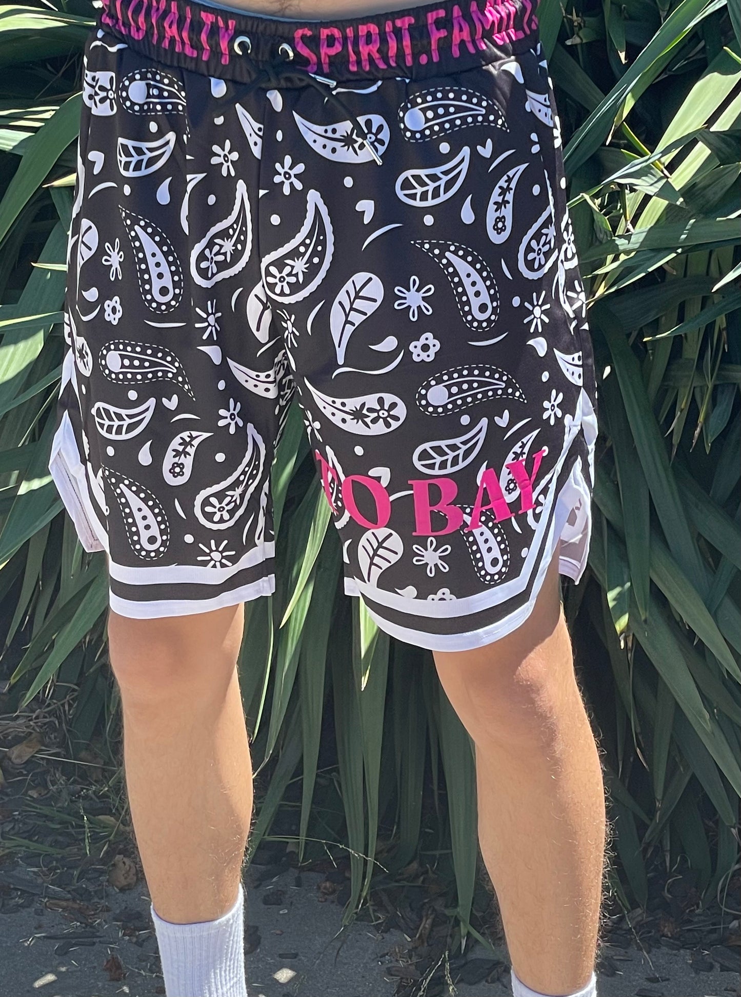 TO BAY Paisley Shorts